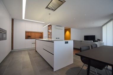 cocina abierta blanca