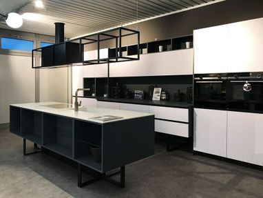 cocina de diseño blanca y negra