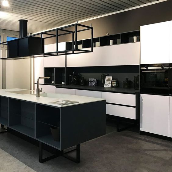 cocina de diseño blanca y negra